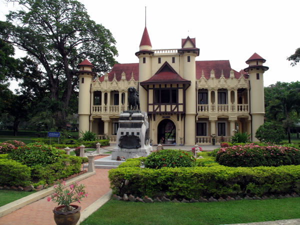 Sanam Chan Palace in Nakhon Pathom, a European palace in Thailand
