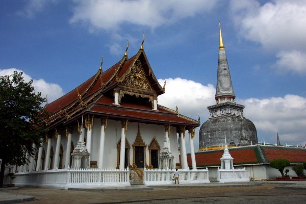 Wat Phra Mahathat - one of the most important temples in Thailand