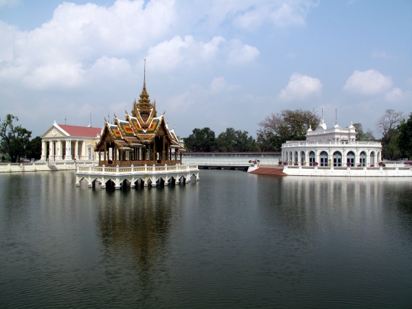 The lake pavilion and palace buildings