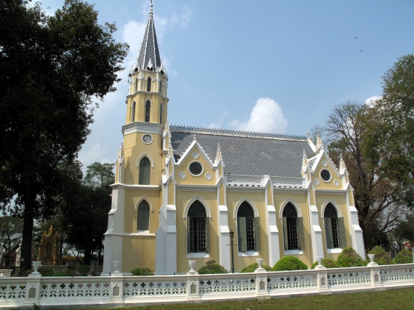 The main chapel of Wat Niwet, in the Gothic style