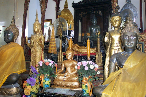 A LOT of Buddhas in Wat Poramai