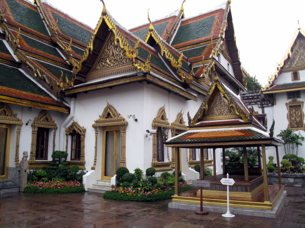 A 'bed' next to the Maha Montien throne hall