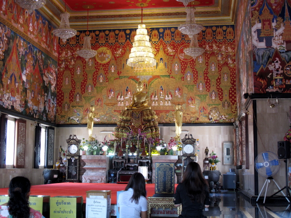 The altar of the main chapel of Wat Hua Lampong