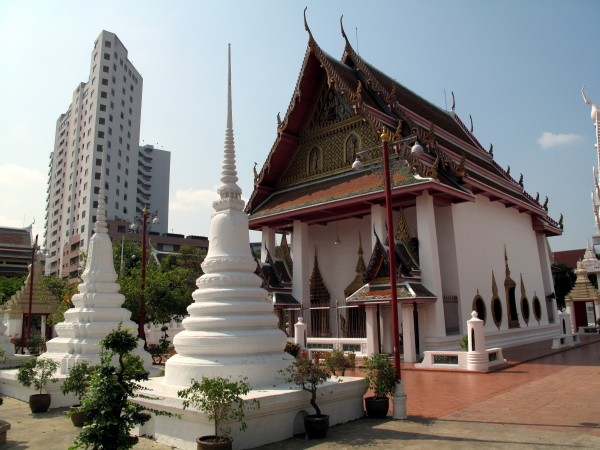 The ordination hall and funerary stupas of Wat Thong Noppakhun