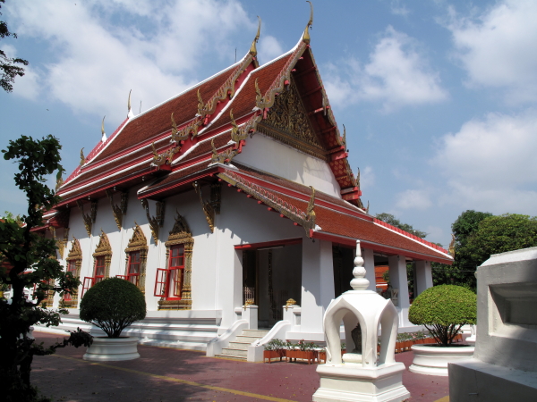 The ordination hall of Wat Thong Thammachat