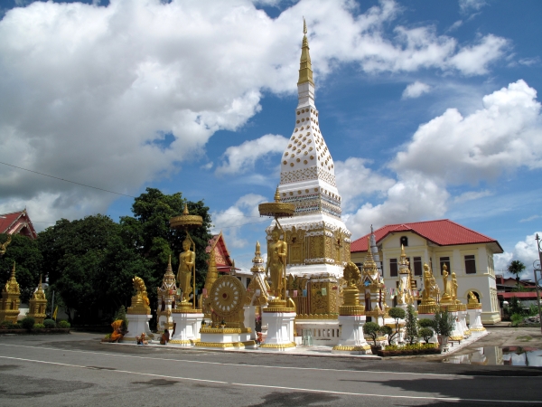 The main spire (Phrathat Nakhon) of Wat Mahathat