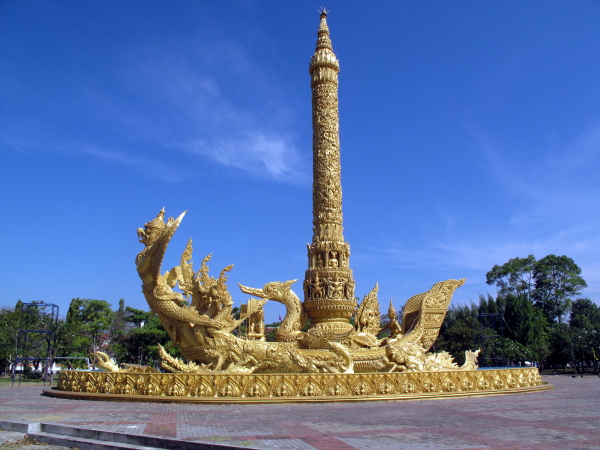Sculpture in Thung Si Muang park