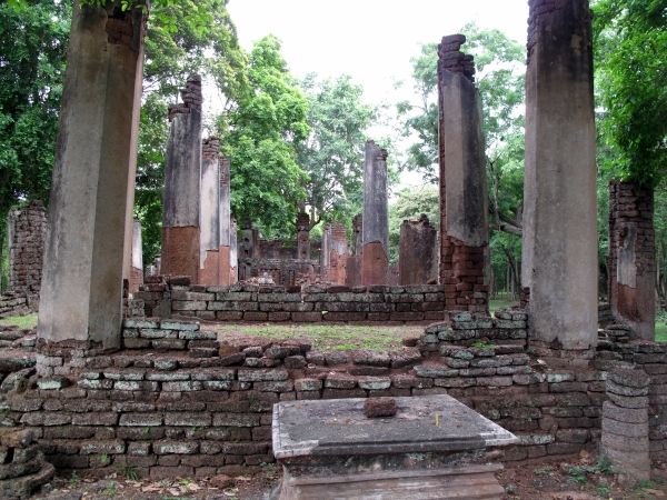 The ruins of Wat Phra Non's ordination hall