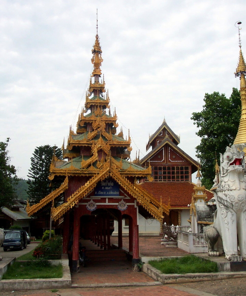 Entrance to Wat Kam Ko