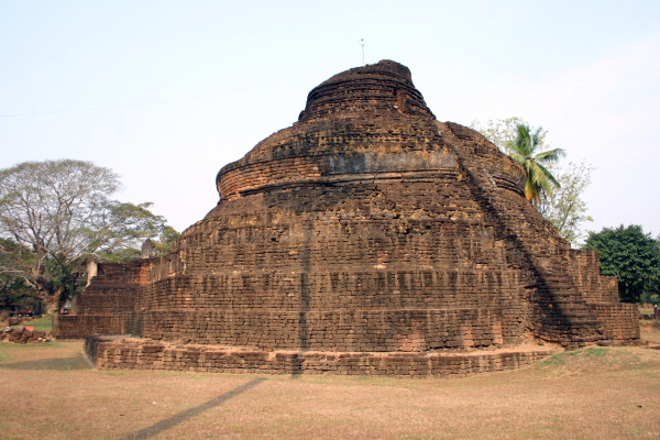 The remains of a large pagoda at Wat Phra Si Ratana Mahathat