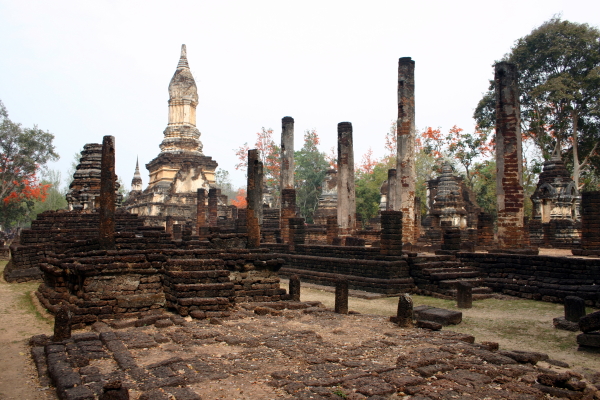 Another view of the ruins of Wat Chedi Jet Taeo