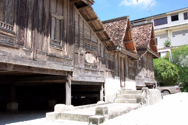 The old monks quarters at Wat Sao Tong
