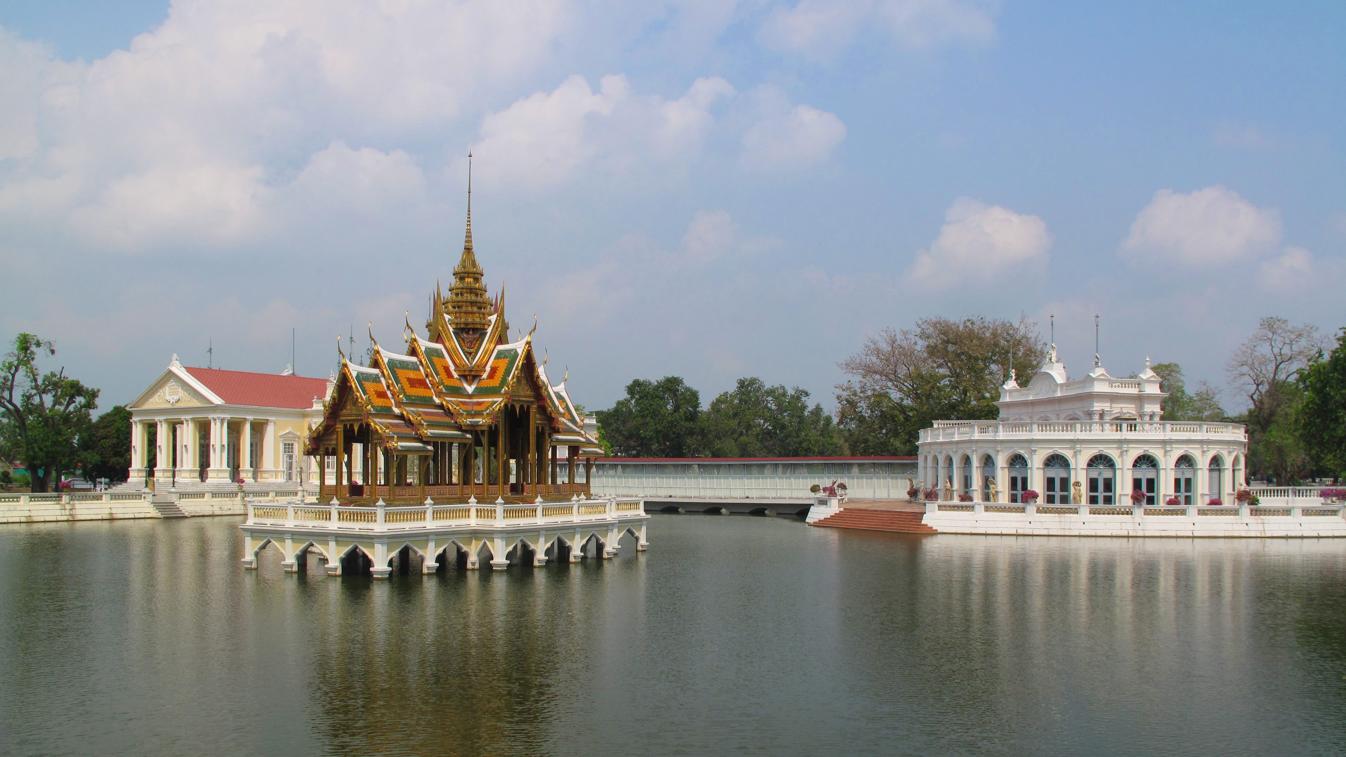 The lake pavilion and palace buildings