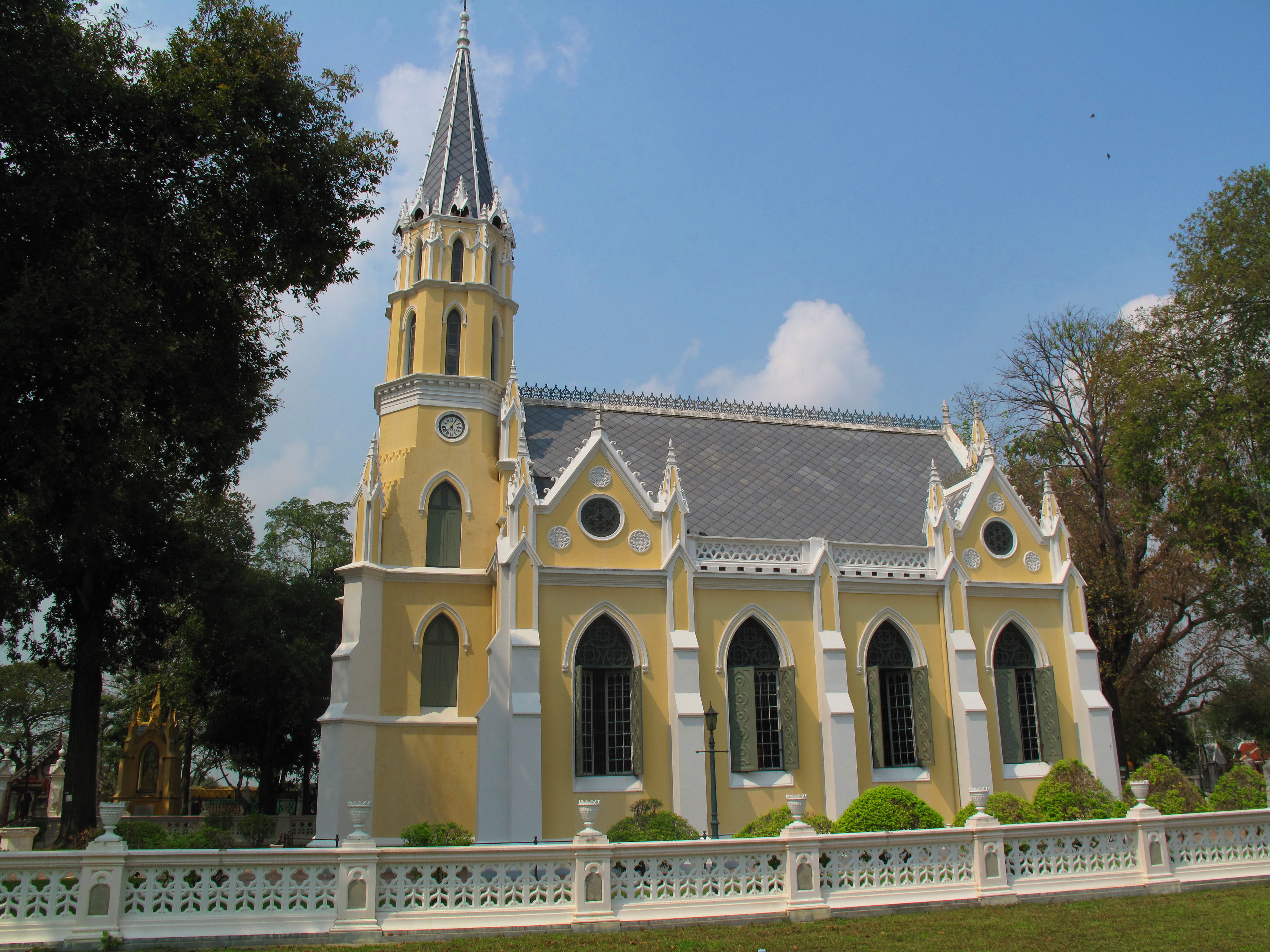 The main chapel of Wat Niwet, in the Gothic style