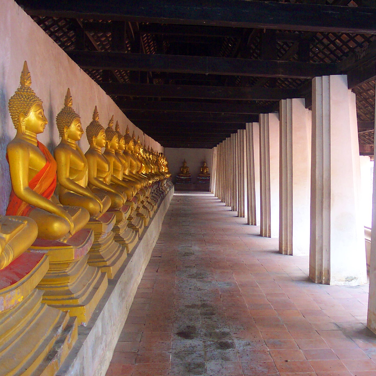 The Buddha images lining the cloister