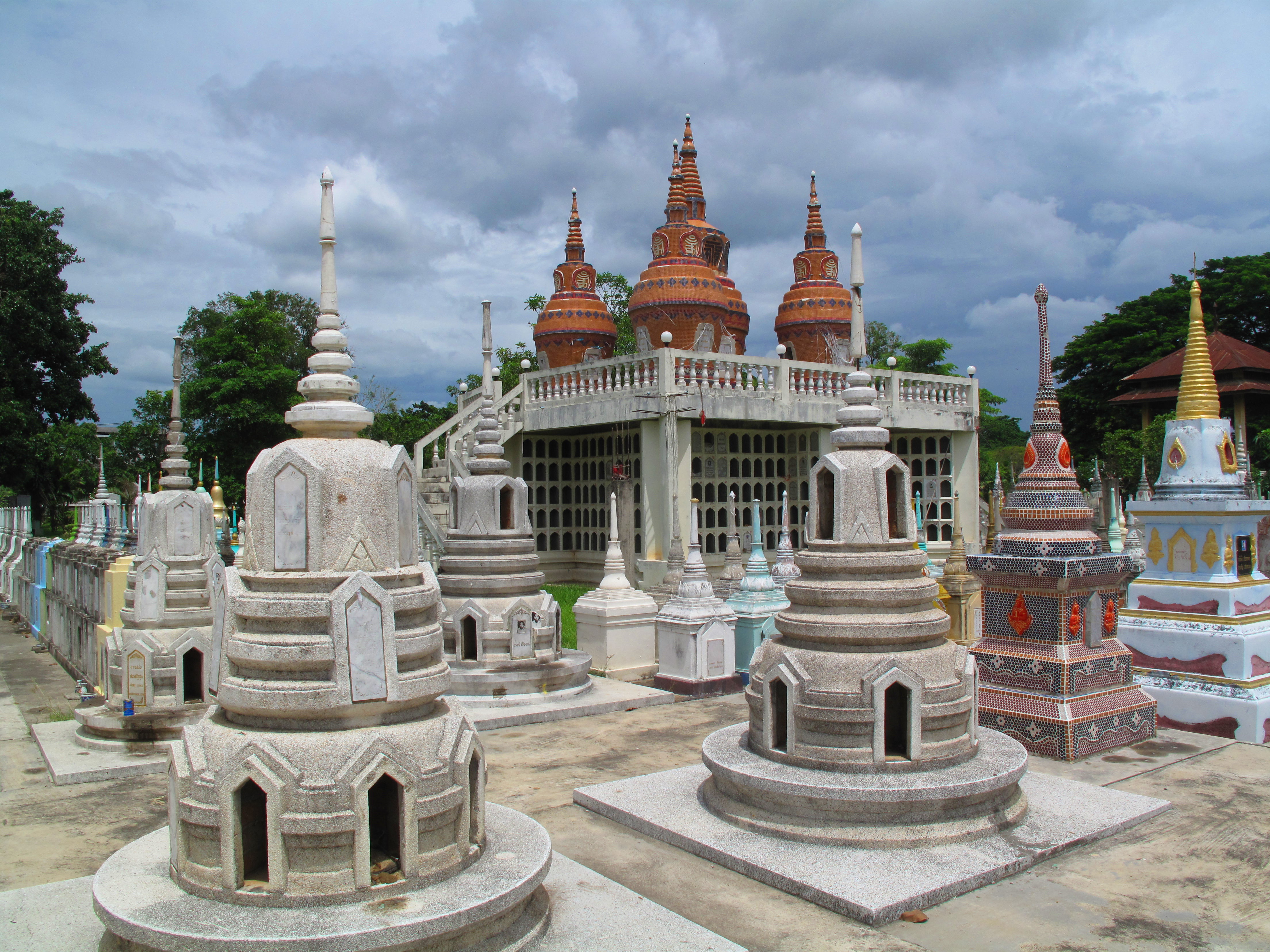 The central structure with five large reliquaries