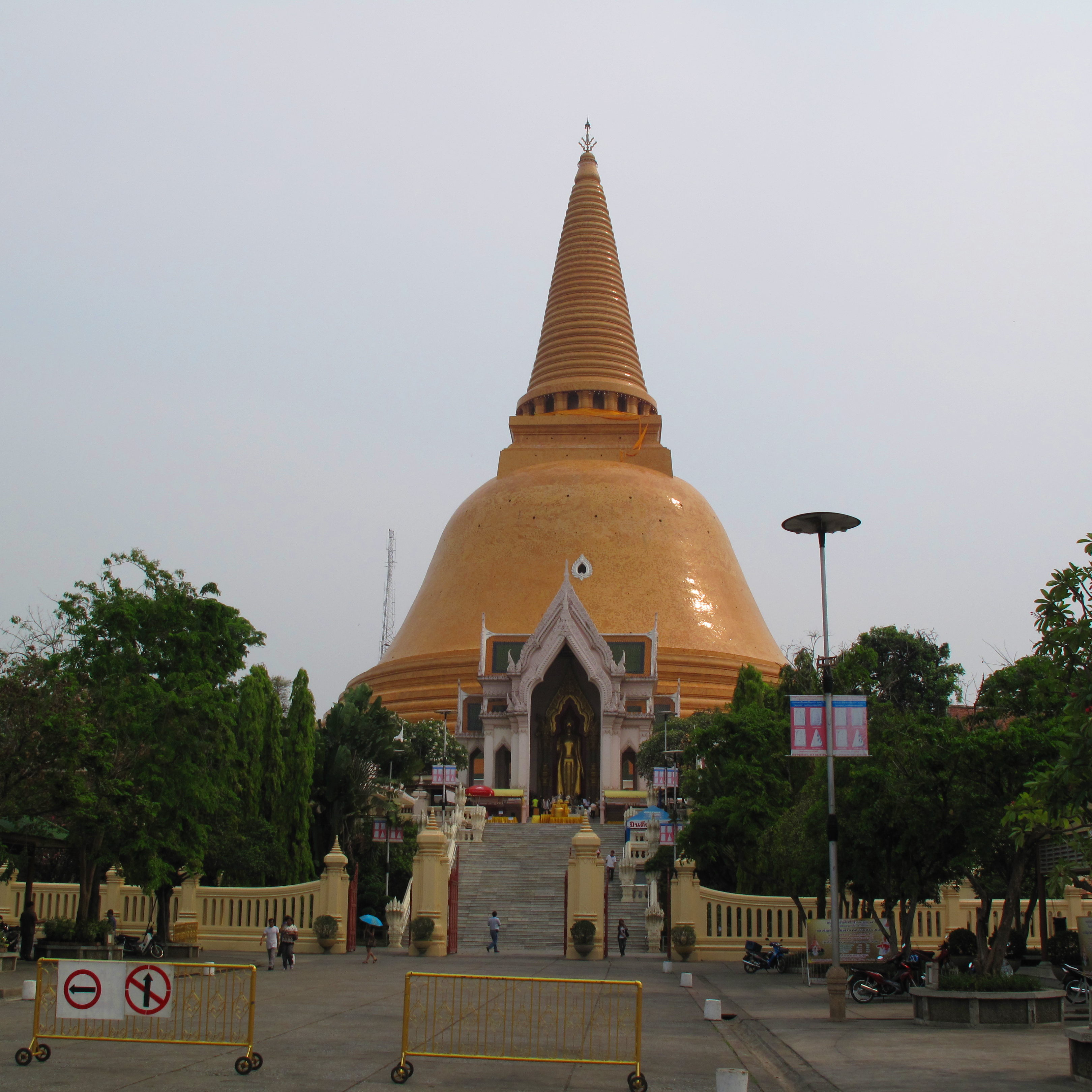 The Phra Ruang Rojanarit Buddha image in the north chapel