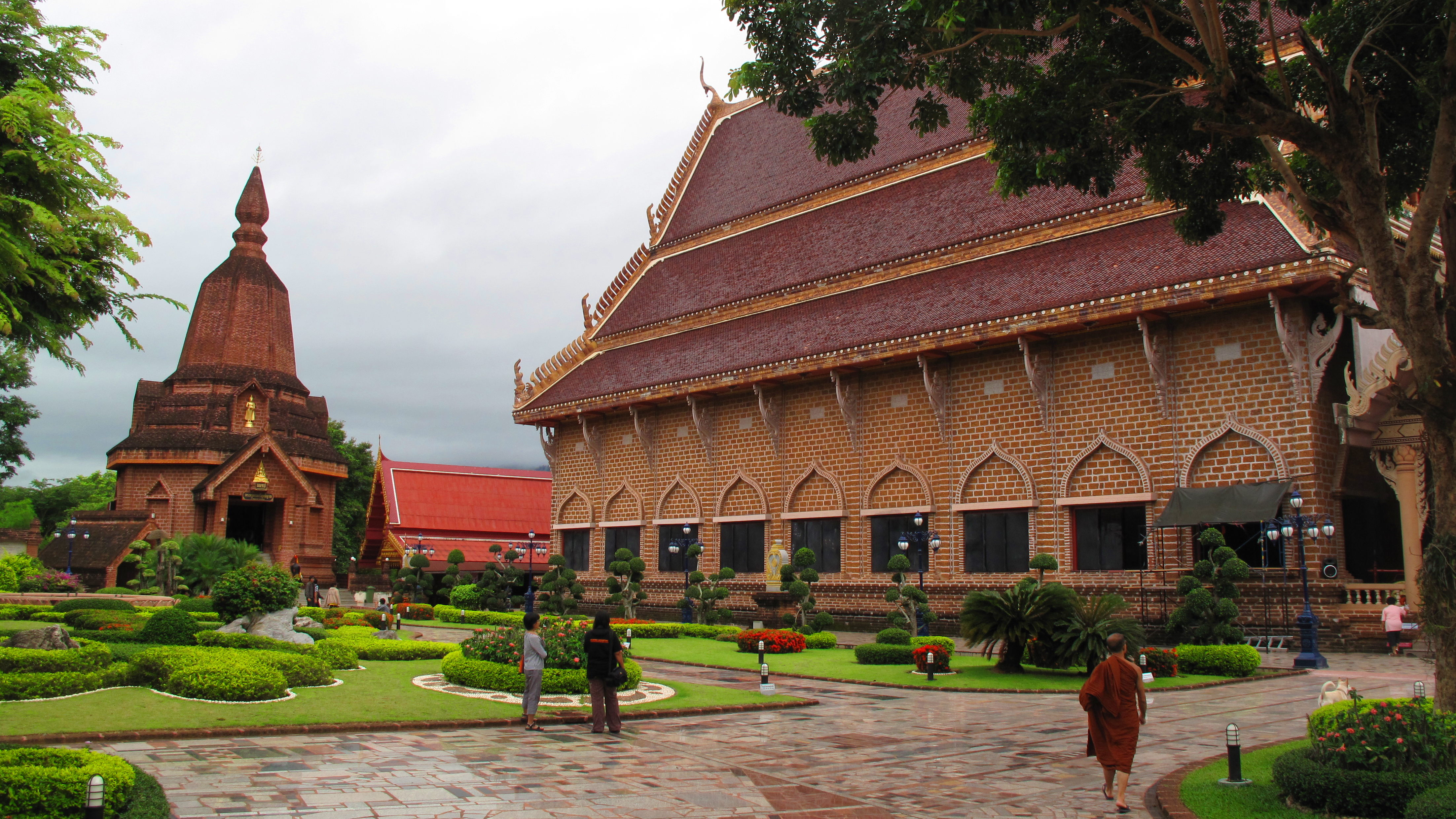 The main chapel and pagoda of Wat Neramit