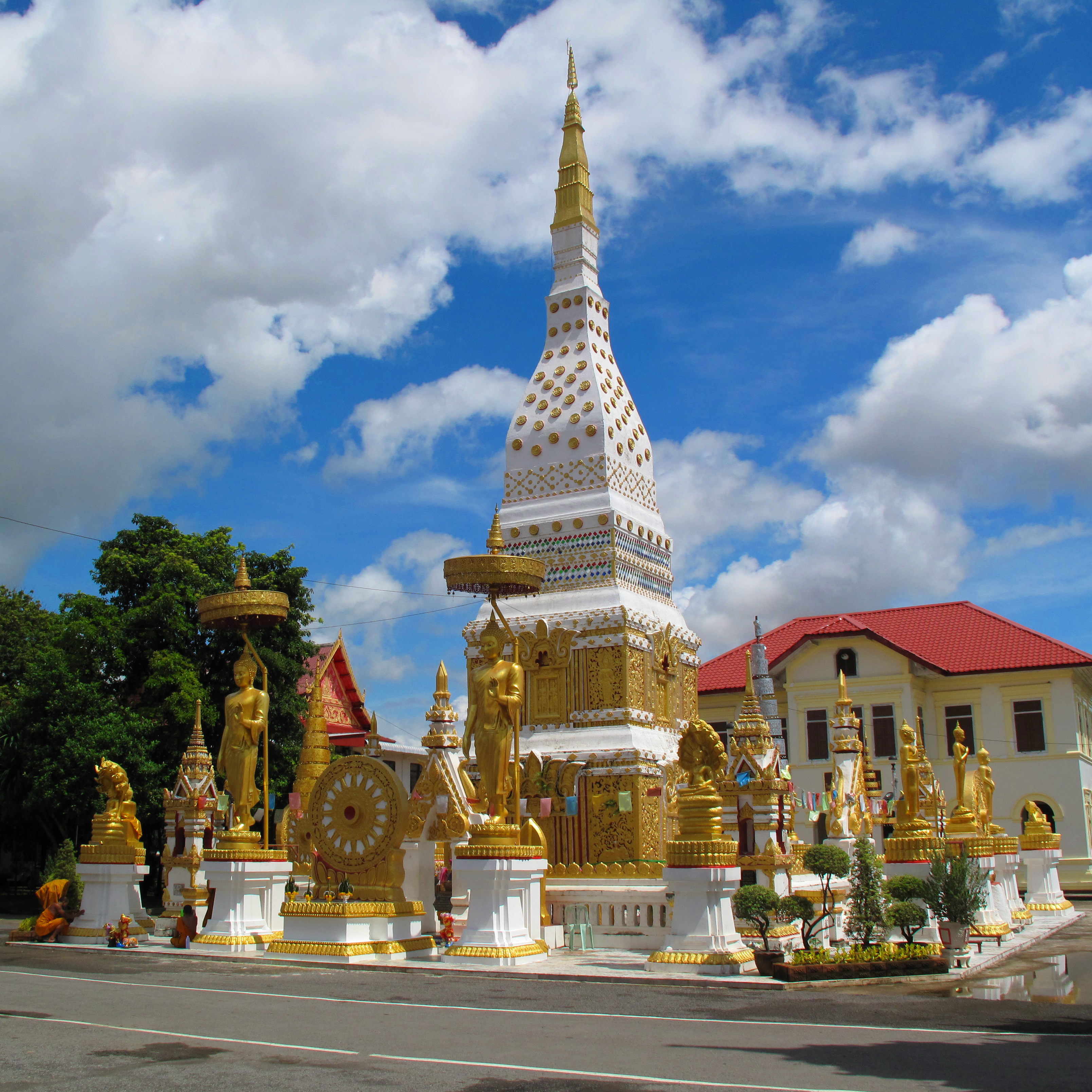 The main spire (Phrathat Nakhon) of Wat Mahathat