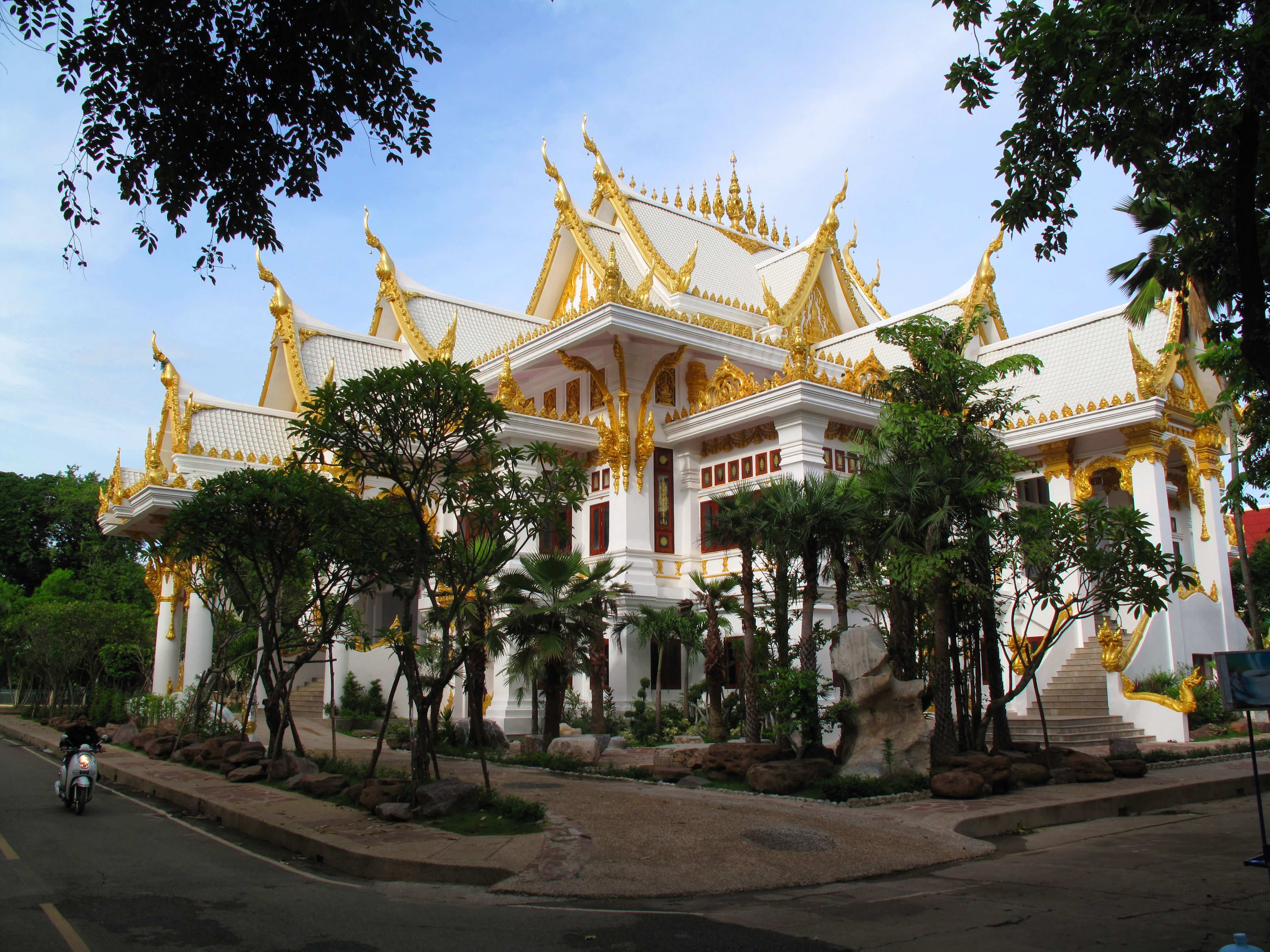 A new meeting hall behind the temple