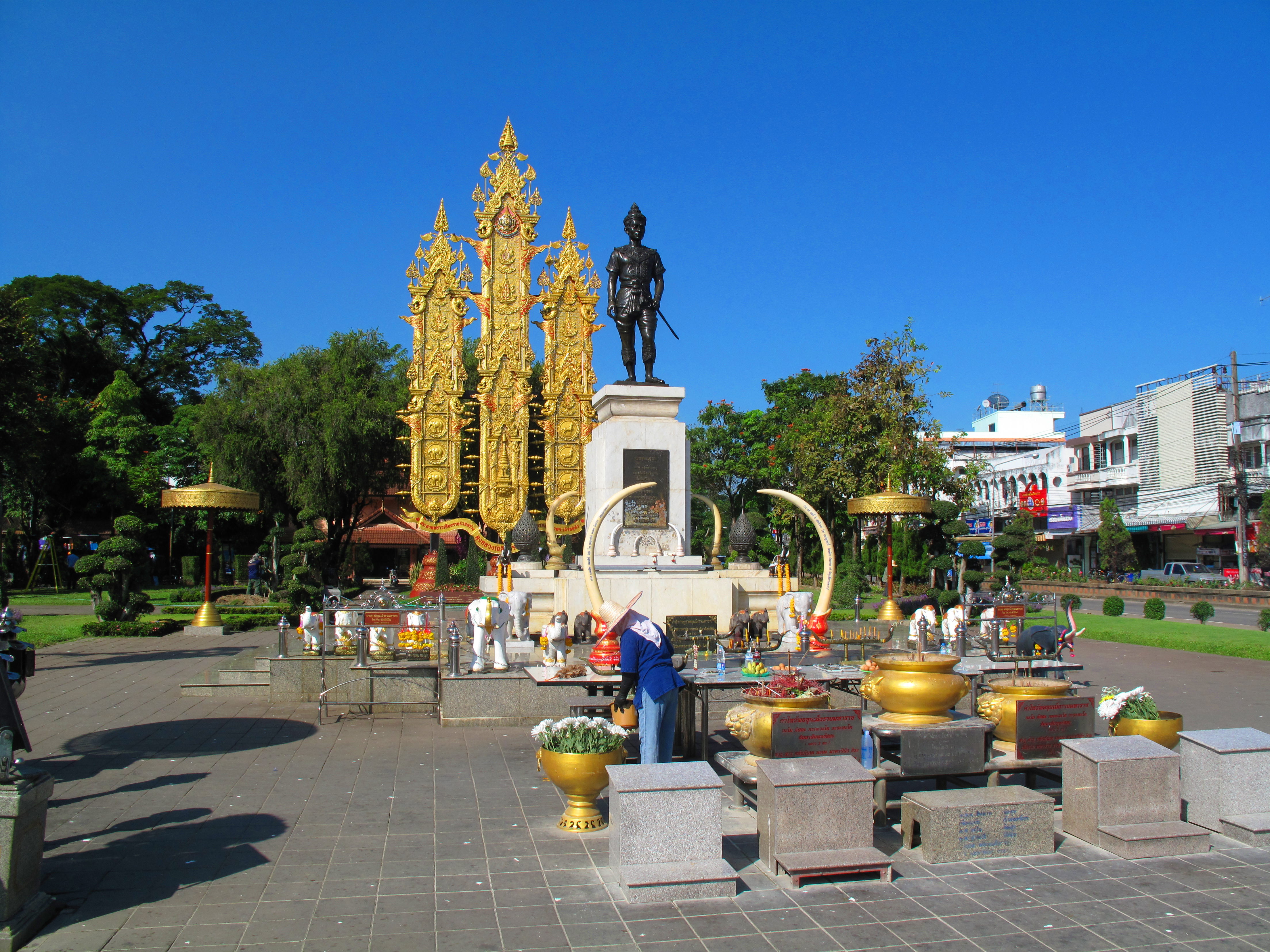 Mengrai Statue