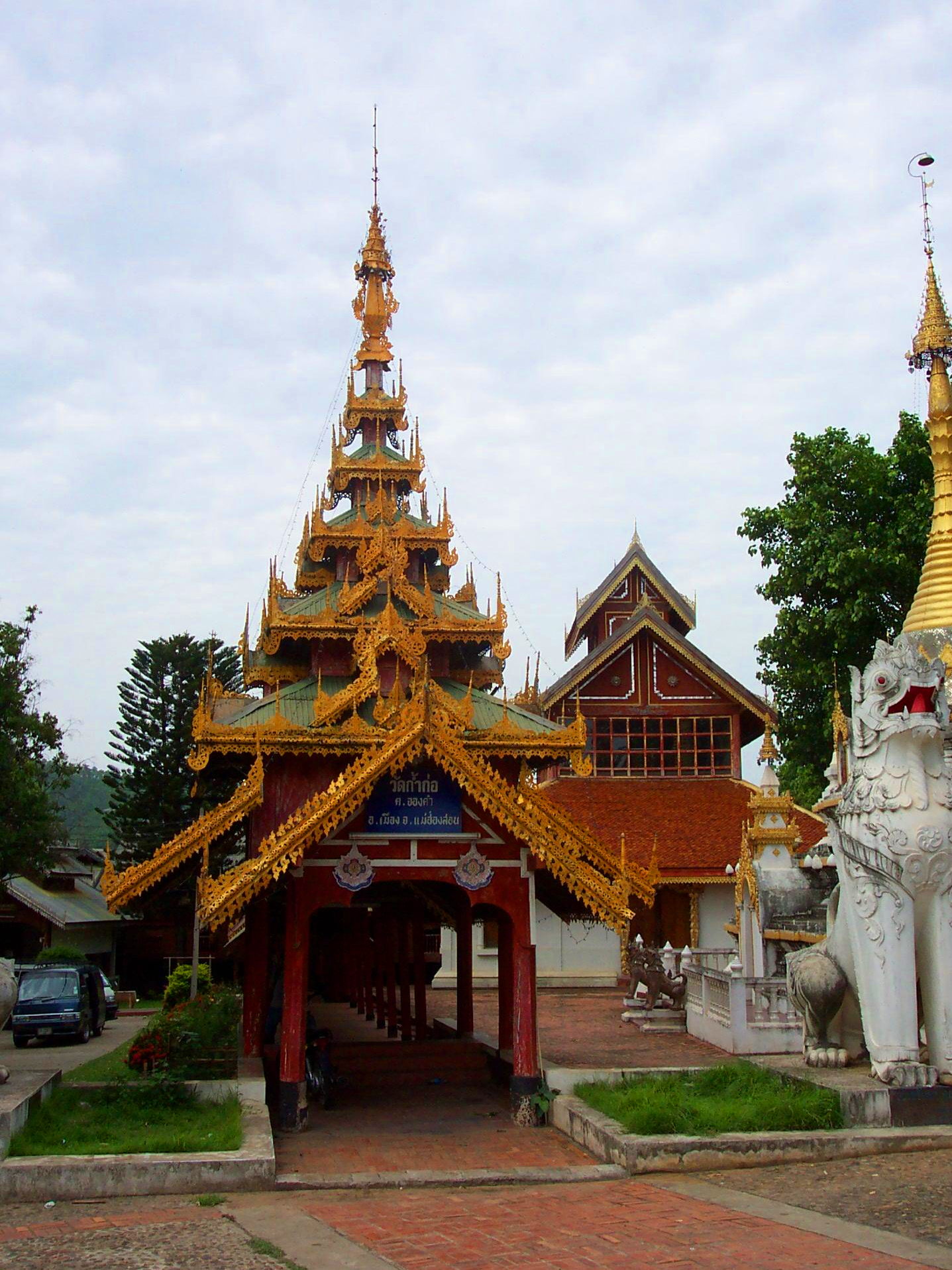 Entrance to Wat Kam Ko