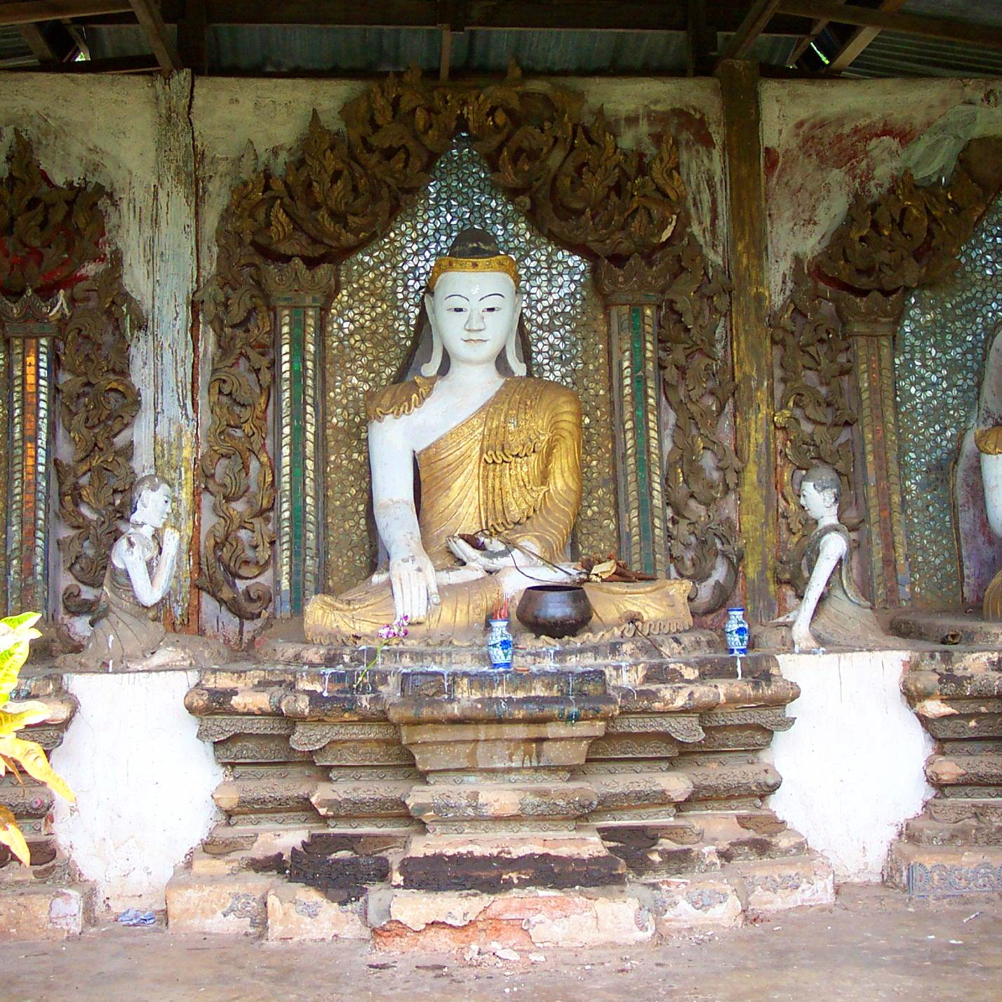 Buddha image in Wat Mui Taw