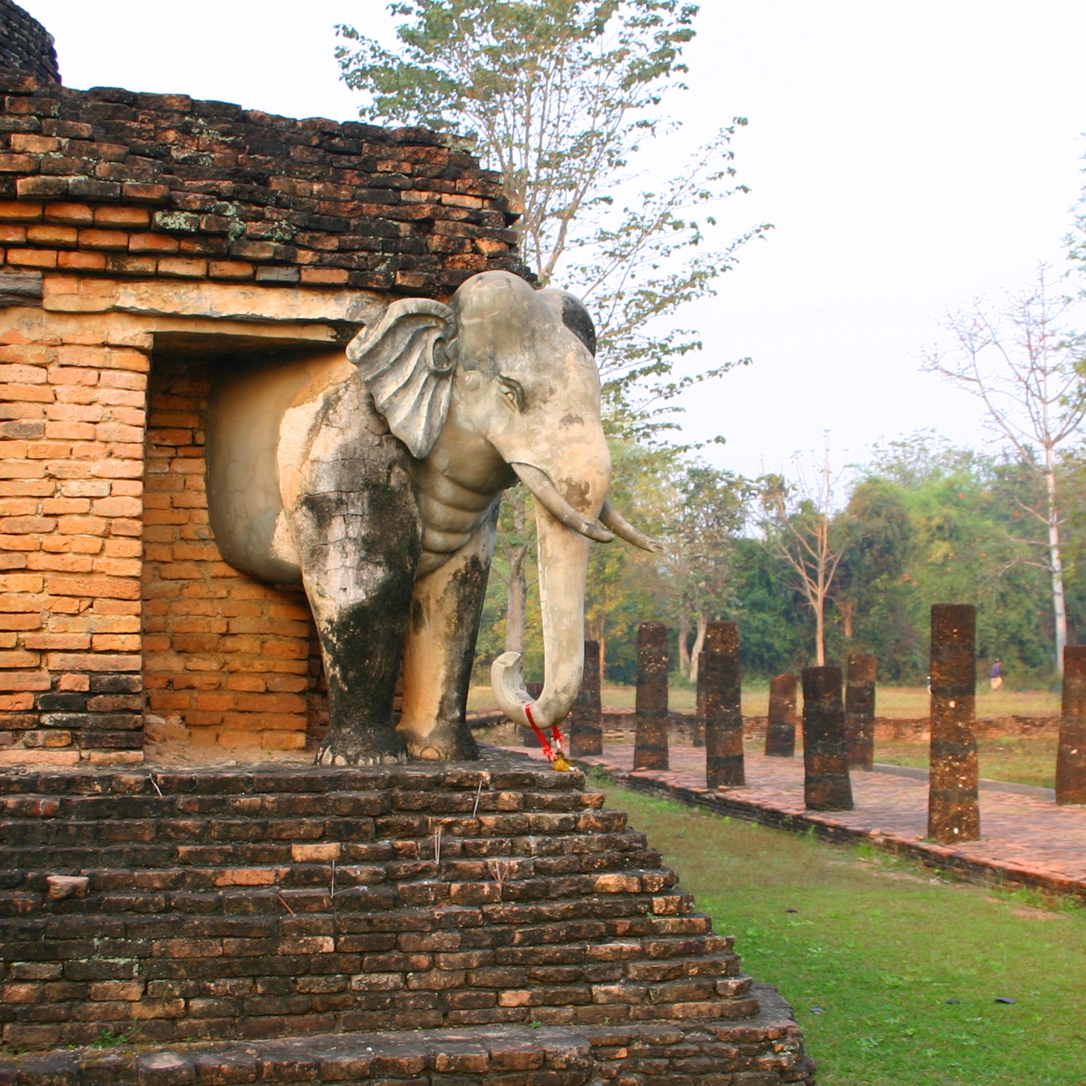 One of the elephant statues at the corner of Wat Chang Lom