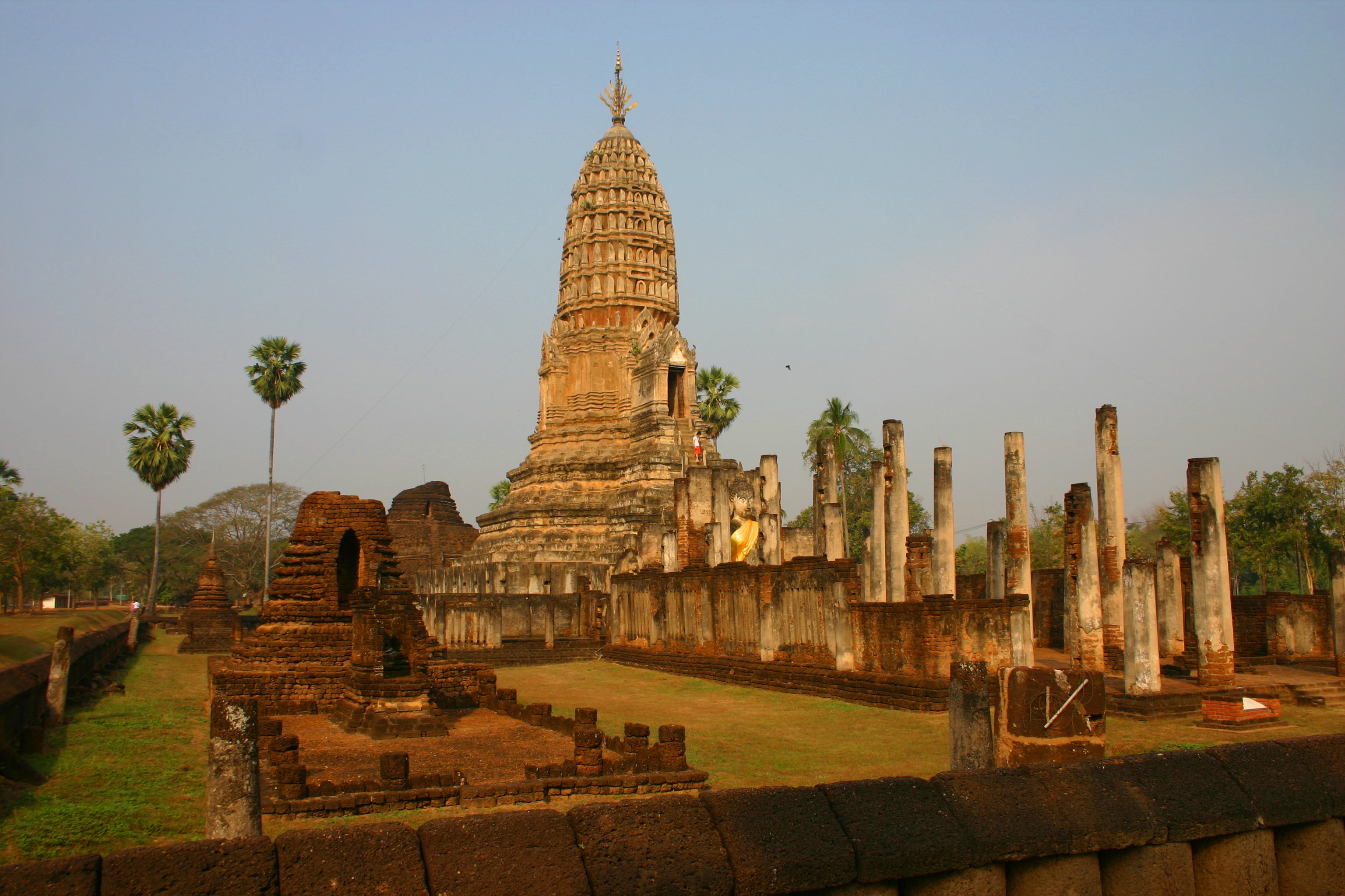 The main chapel and tower at Wat Phra Si Ratana Mahathat