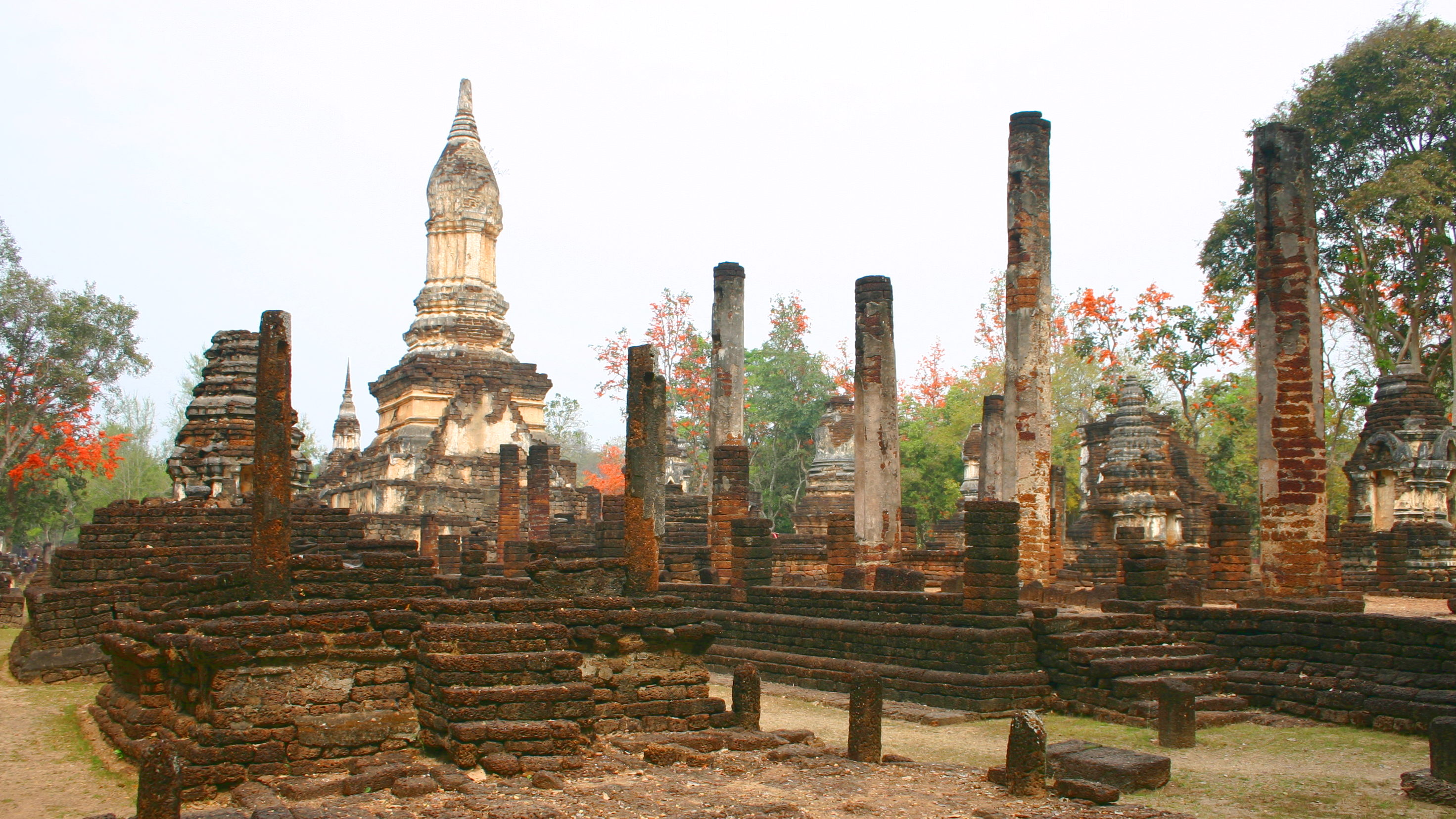 Another view of the ruins of Wat Chedi Jet Taeo