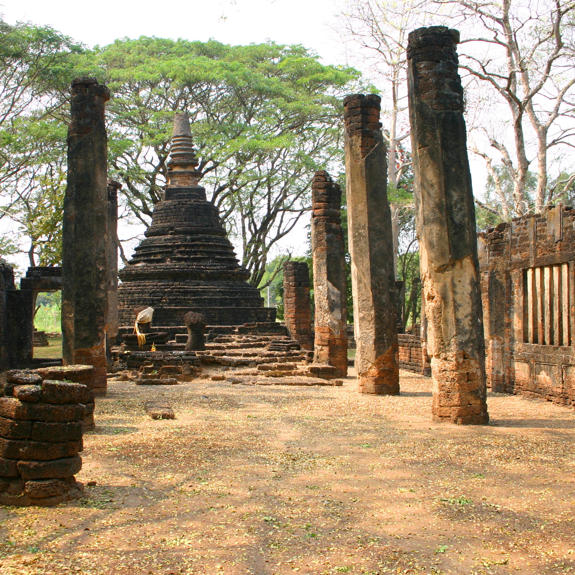 The ruins of the prayer hall at Wat Khok Singkharam