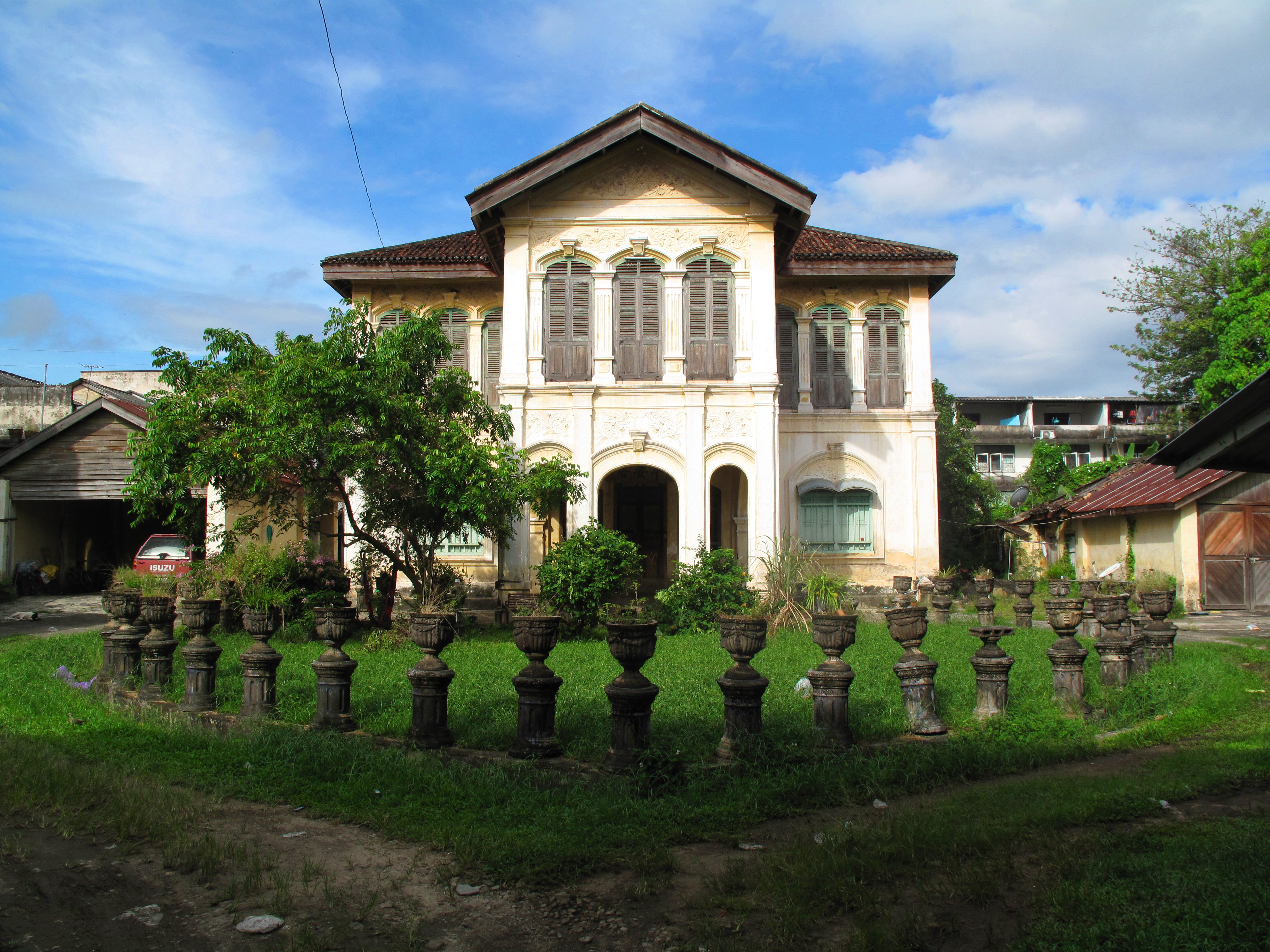 Old "hidden" house off Yaowarat Road