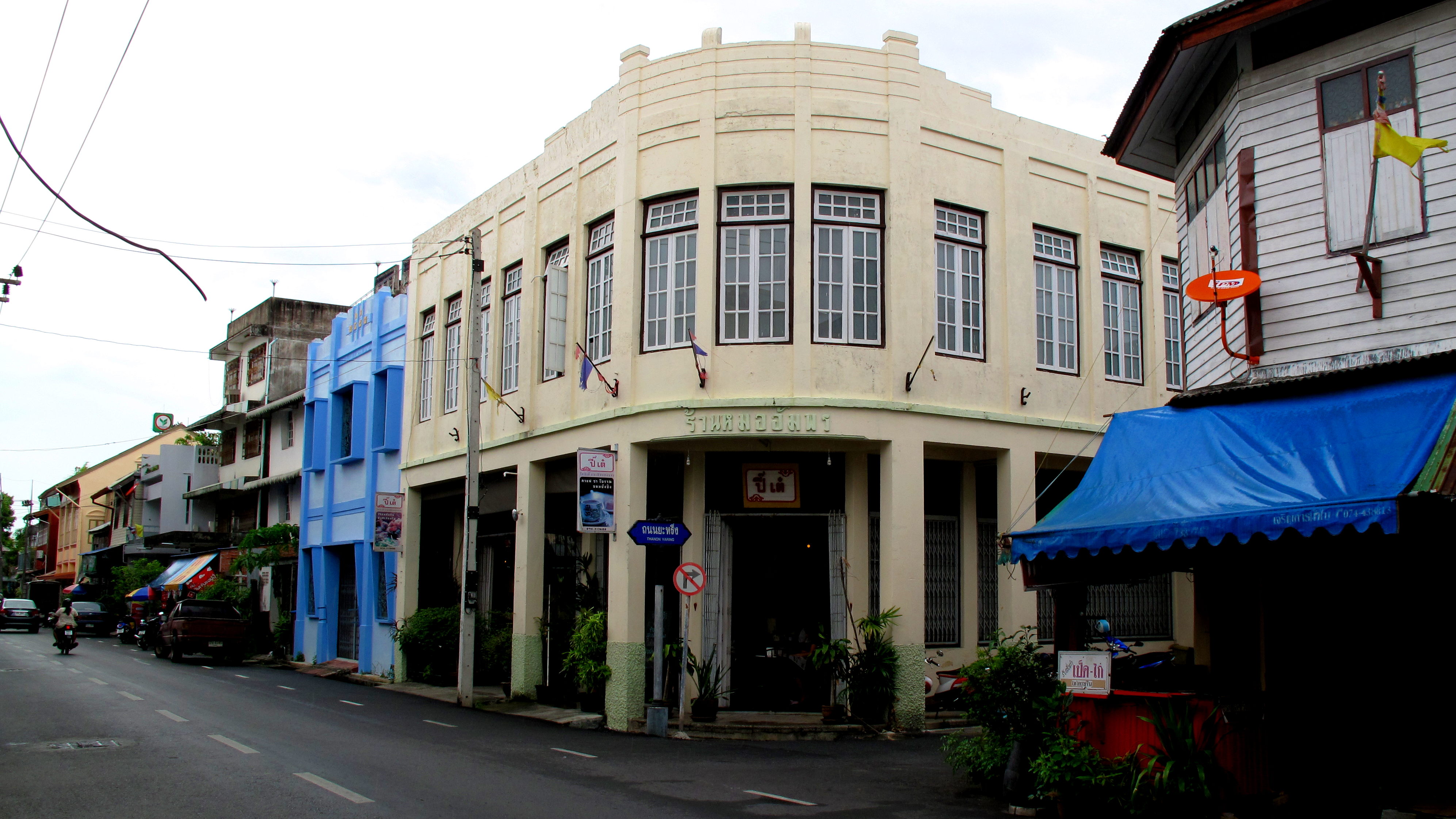 An old coffee shop in a more Art Deco style